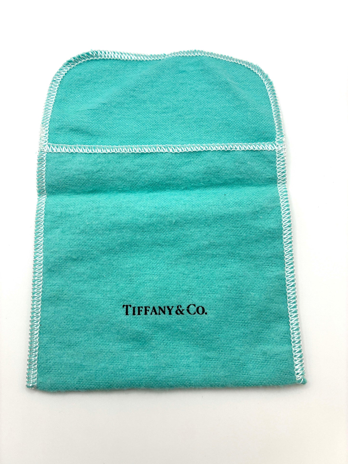 ティファニーのアイコン「Tワイヤー ブレスレット」 AU750(K18)ゴールドの輝きが美しい、時代を超えて愛されるお品です