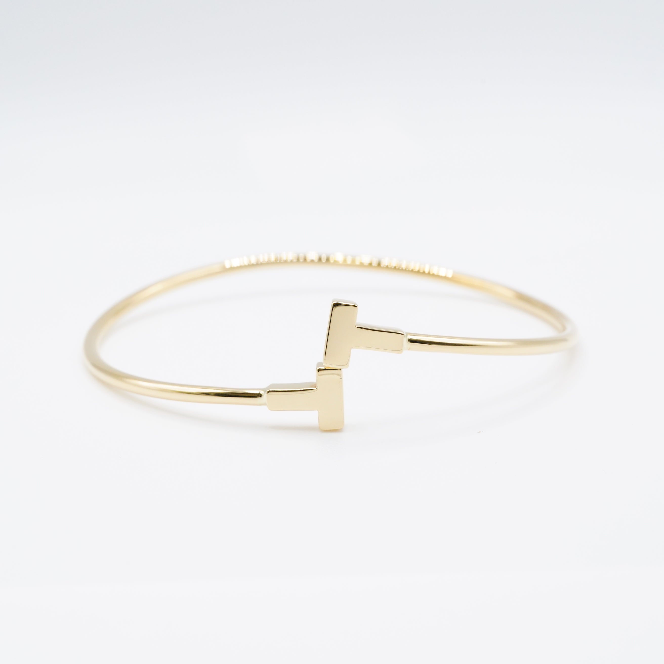 ティファニーのアイコン「Tワイヤー ブレスレット」 AU750（K18