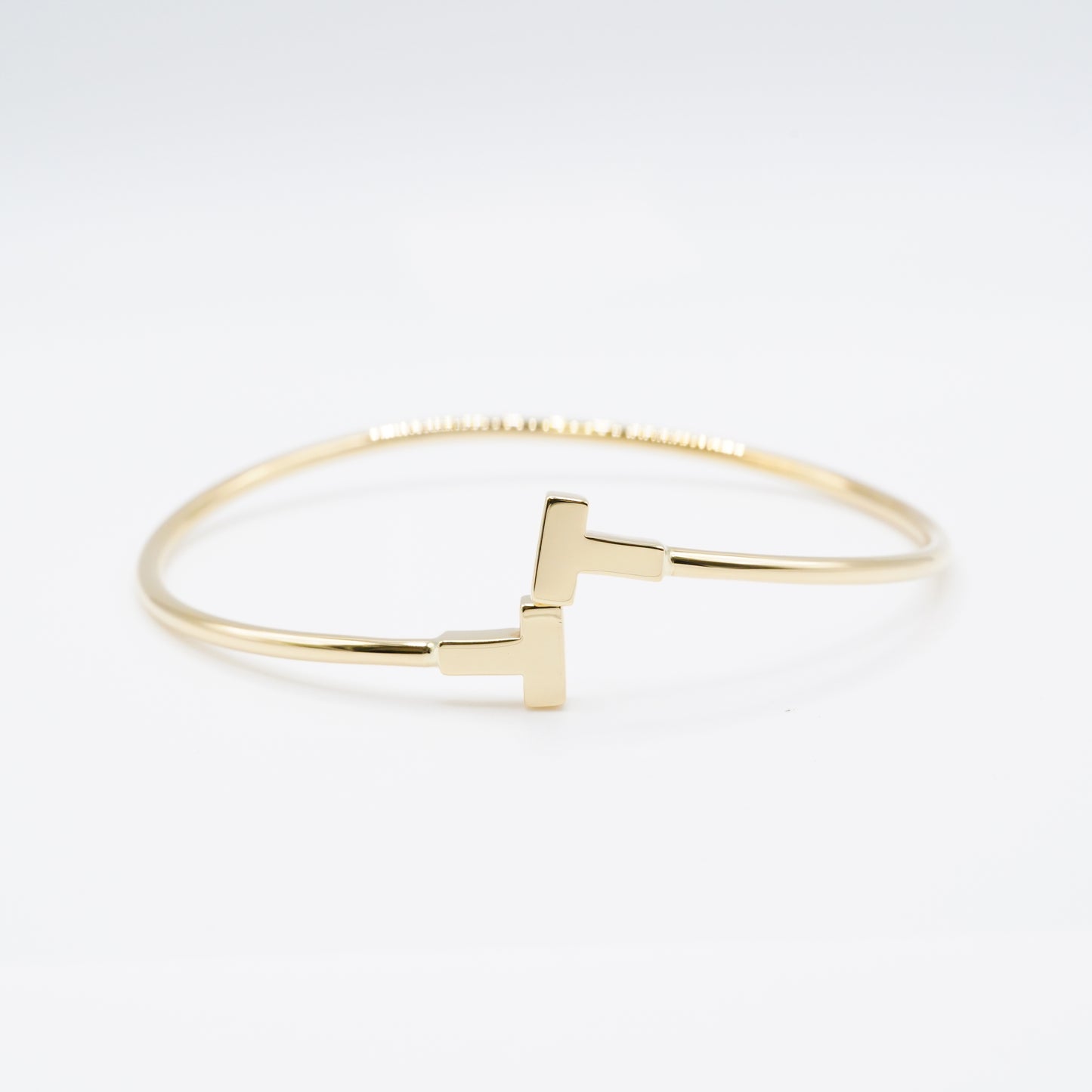 ティファニーのアイコン「Tワイヤー ブレスレット」 AU750（K18）ゴールドの輝きが美しい、時代を超えて愛されるお品です