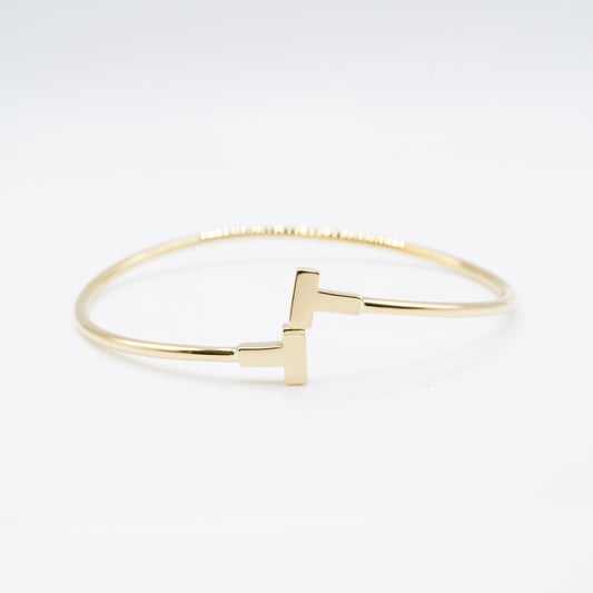 ティファニーのアイコン「Tワイヤー ブレスレット」 AU750（K18）ゴールドの輝きが美しい、時代を超えて愛されるお品です