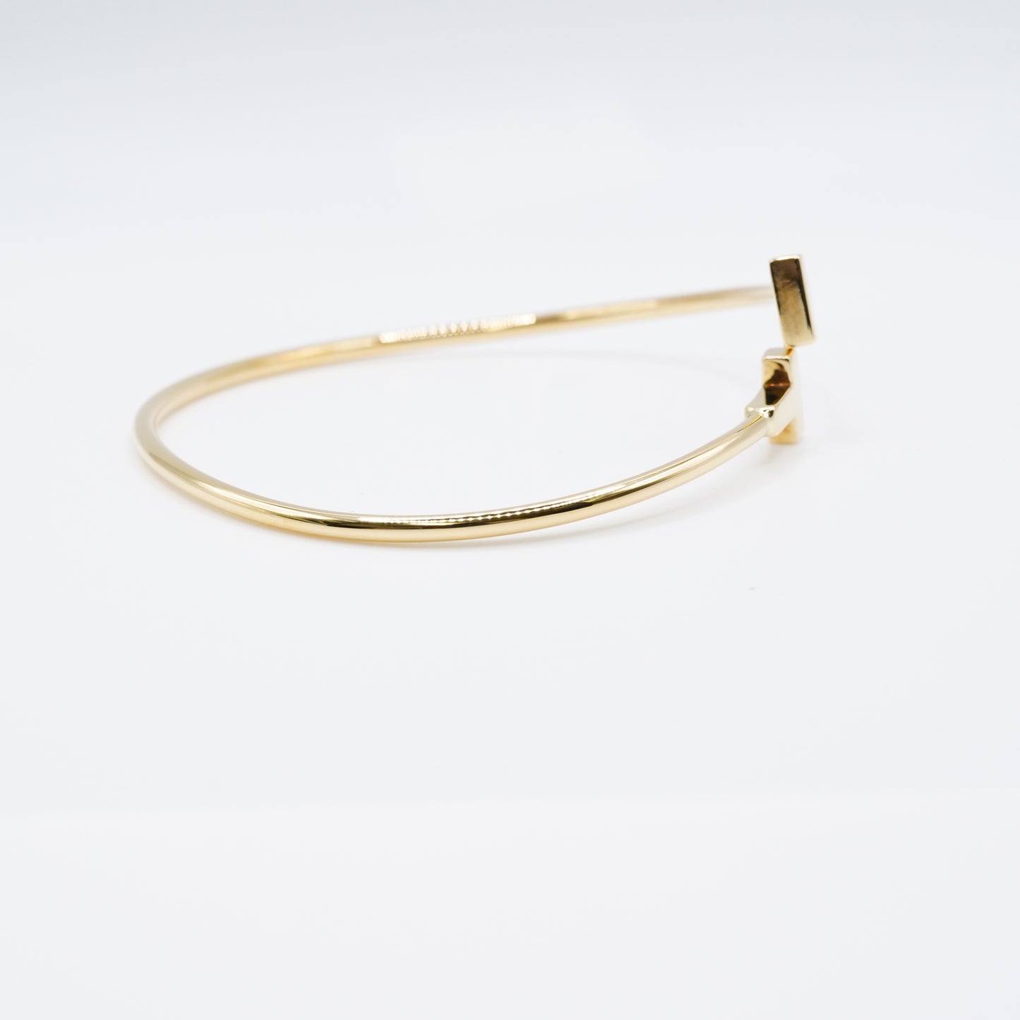 ティファニーのアイコン「Tワイヤー ブレスレット」 AU750（K18）ゴールドの輝きが美しい、時代を超えて愛されるお品です