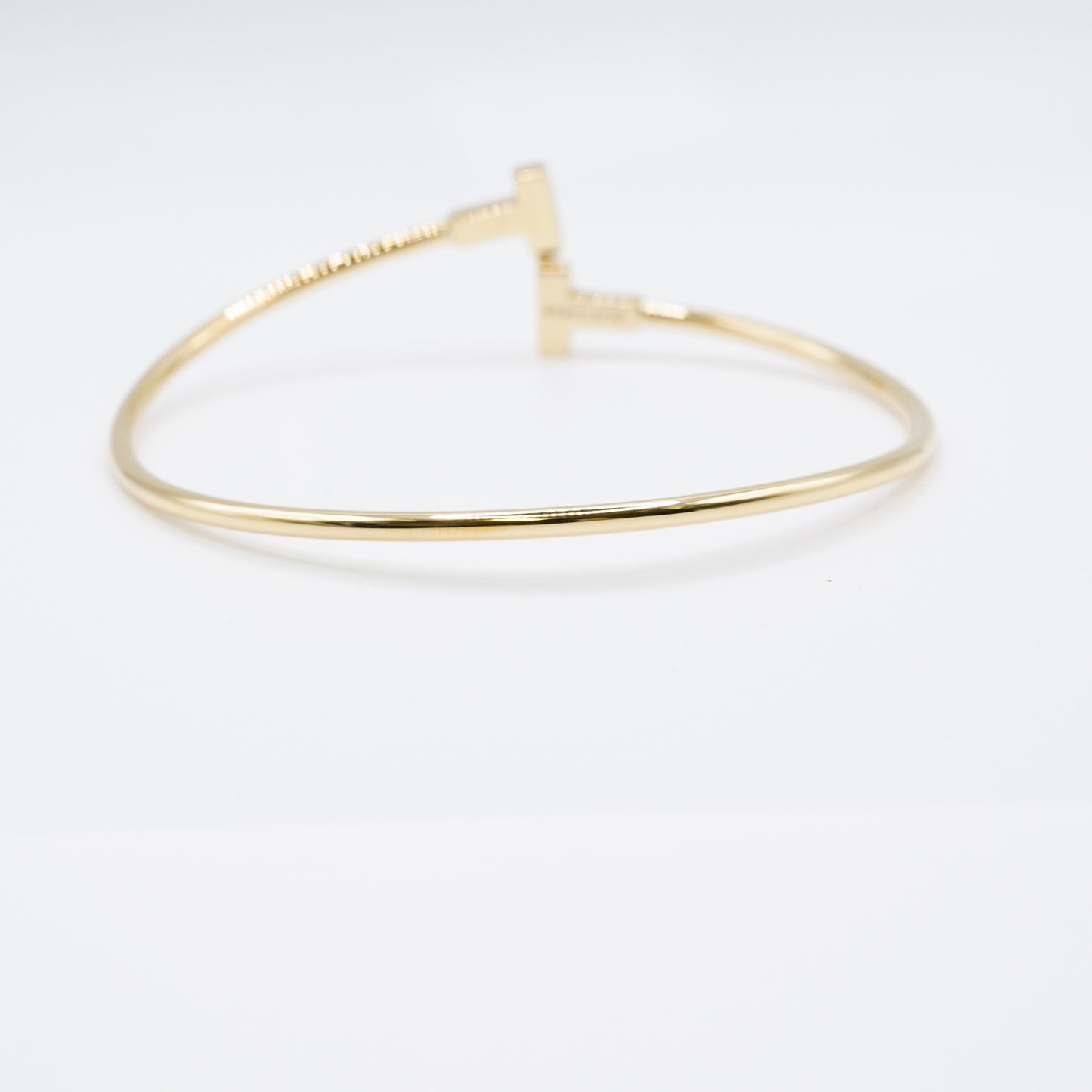 ティファニーのアイコン「Tワイヤー ブレスレット」 AU750（K18）ゴールドの輝きが美しい、時代を超えて愛されるお品です