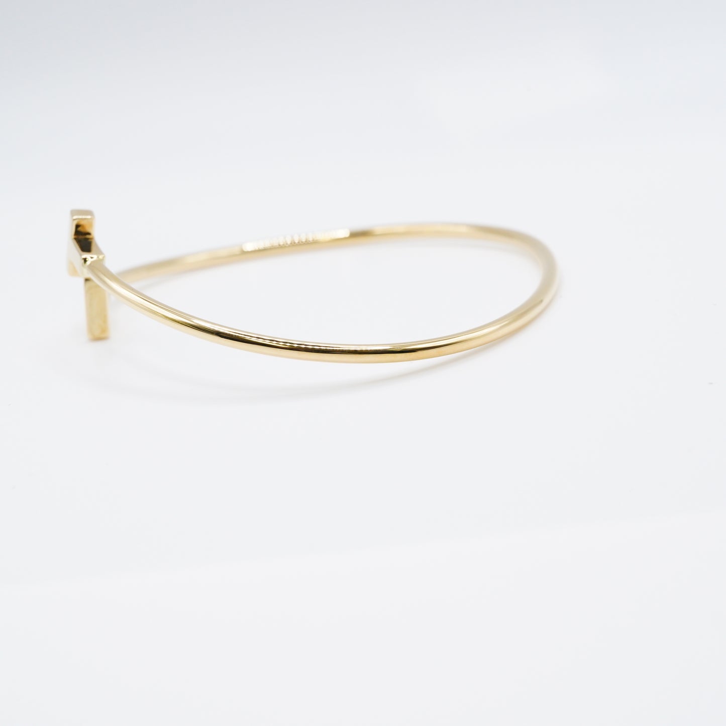 ティファニーのアイコン「Tワイヤー ブレスレット」 AU750（K18）ゴールドの輝きが美しい、時代を超えて愛されるお品です