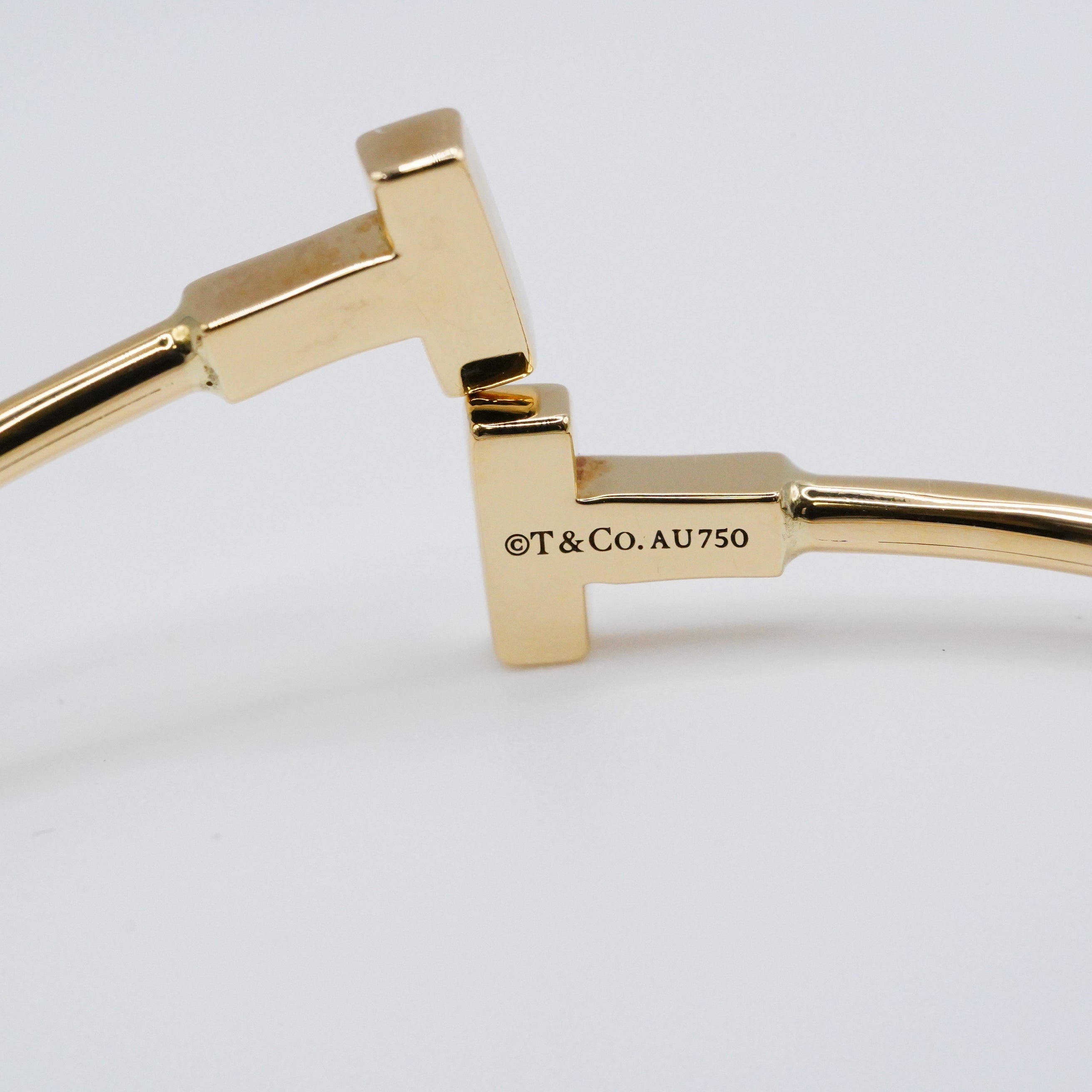 ティファニーのアイコン「Tワイヤー ブレスレット」 AU750（K18