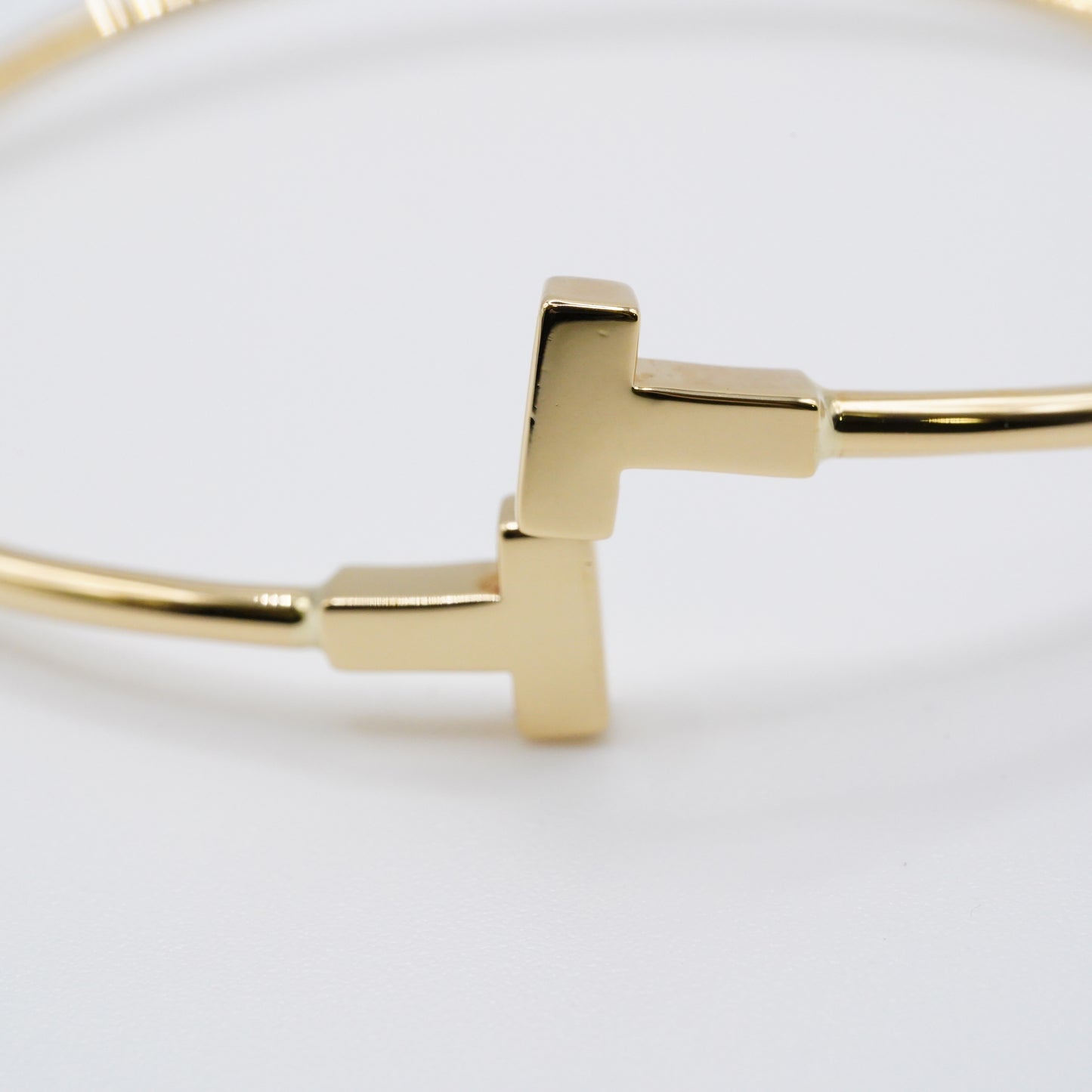 ティファニーのアイコン「Tワイヤー ブレスレット」 AU750（K18）ゴールドの輝きが美しい、時代を超えて愛されるお品です