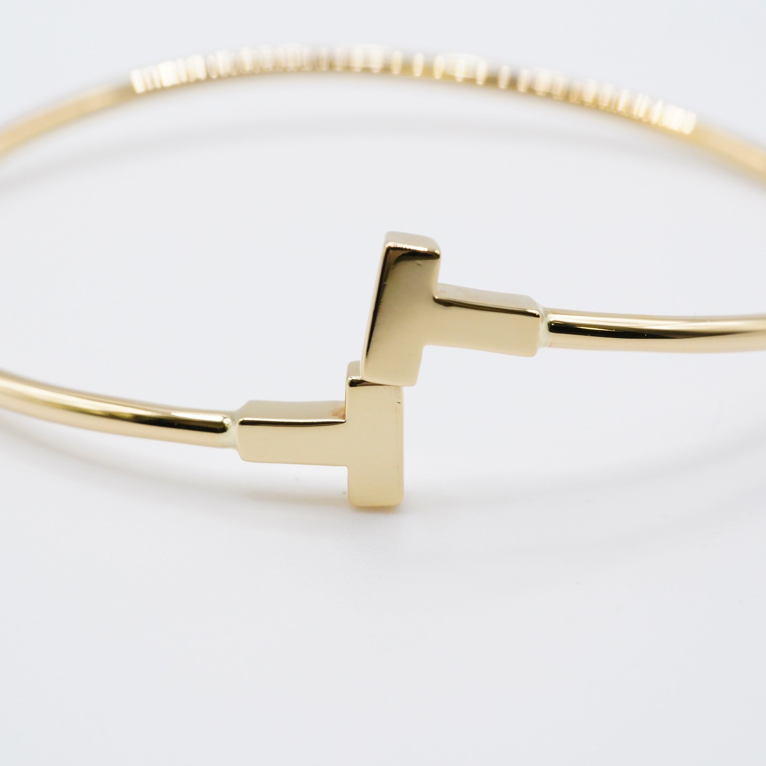 ティファニーのアイコン「Tワイヤー ブレスレット」 AU750（K18