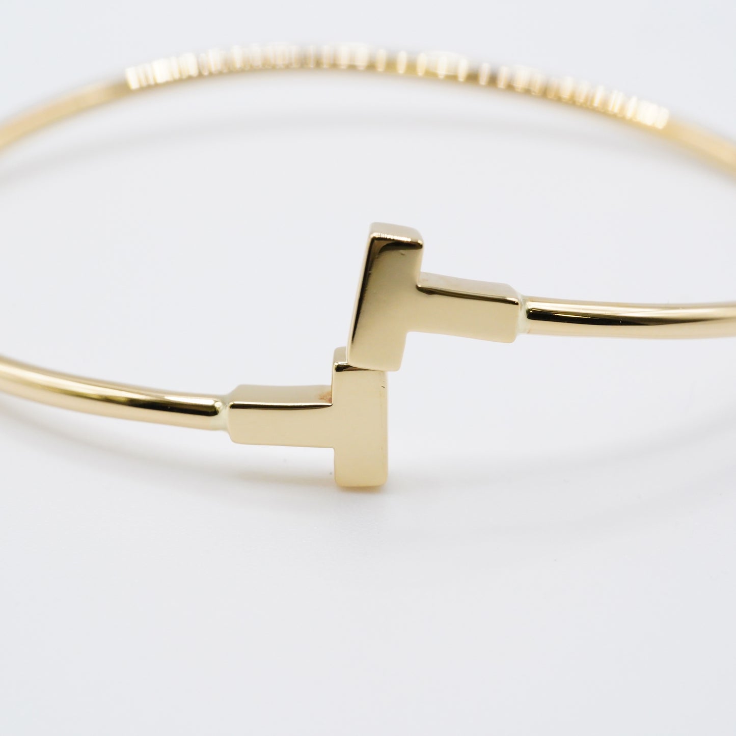 ティファニーのアイコン「Tワイヤー ブレスレット」 AU750（K18）ゴールドの輝きが美しい、時代を超えて愛されるお品です