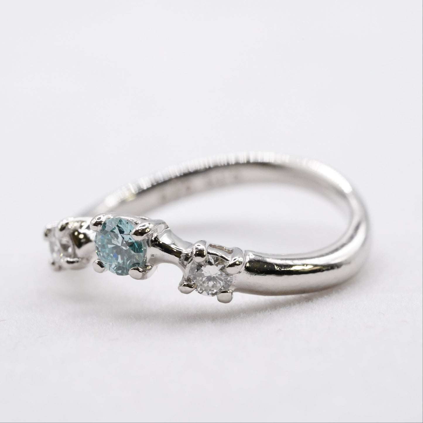 【中古】Pt900 ブルーグリーンダイヤモンドリング 0.14ct＋ダイヤ0.16ct｜CGL鑑別書付
