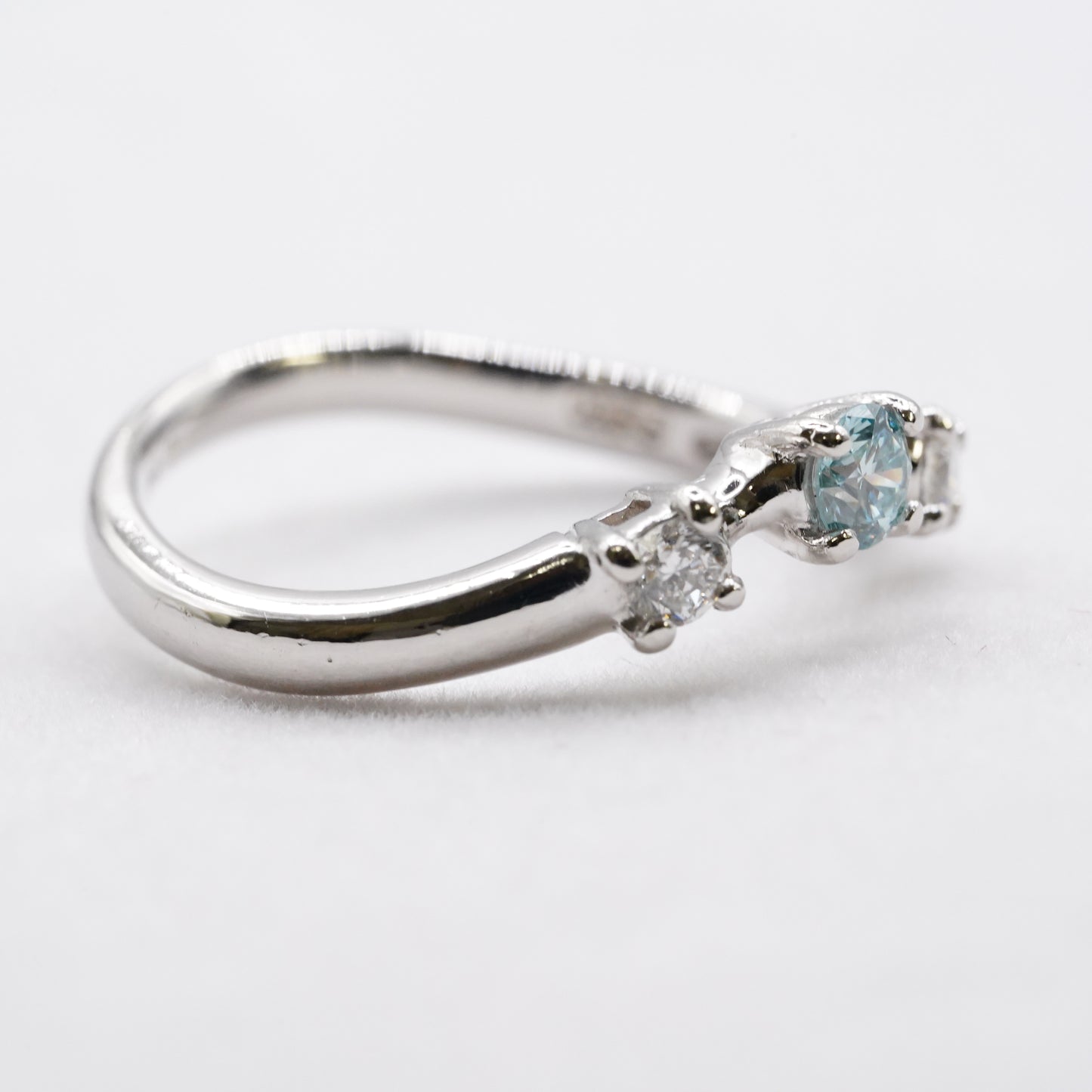 【中古】Pt900 ブルーグリーンダイヤモンドリング 0.14ct＋ダイヤ0.16ct｜CGL鑑別書付