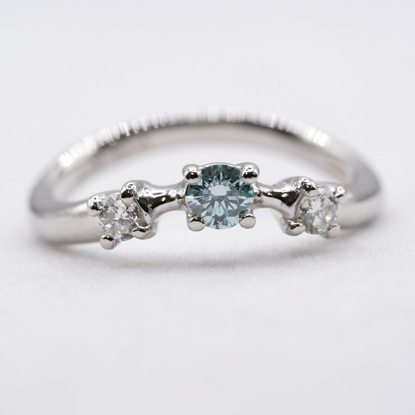 【中古】Pt900 ブルーグリーンダイヤモンドリング 0.14ct＋ダイヤ0.16ct｜CGL鑑別書付