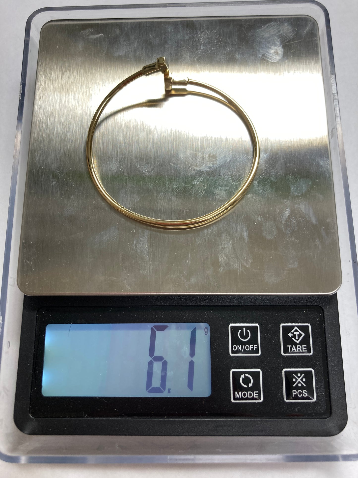 ティファニーのアイコン「Tワイヤー ブレスレット」 AU750（K18）ゴールドの輝きが美しい、時代を超えて愛されるお品です