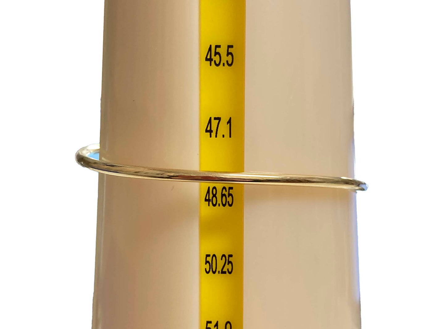 ティファニーのアイコン「Tワイヤー ブレスレット」 AU750（K18）ゴールドの輝きが美しい、時代を超えて愛されるお品です