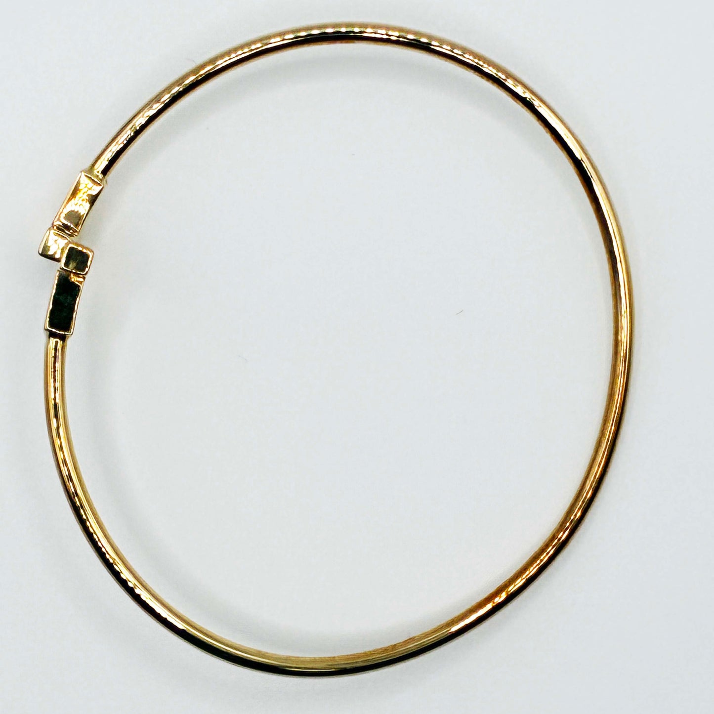 ティファニーのアイコン「Tワイヤー ブレスレット」 AU750（K18）ゴールドの輝きが美しい、時代を超えて愛されるお品です