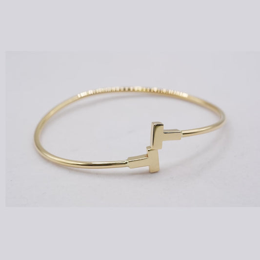 ティファニーのアイコン「Tワイヤー ブレスレット」 AU750（K18）ゴールドの輝きが美しい、時代を超えて愛されるお品です